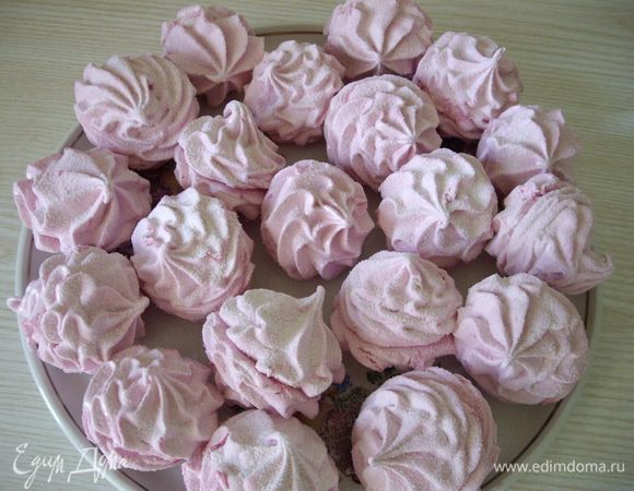 Через указанное время,зефирки снять с бумаги,обсыпать сахарной пудрой и можно склеить по парам.