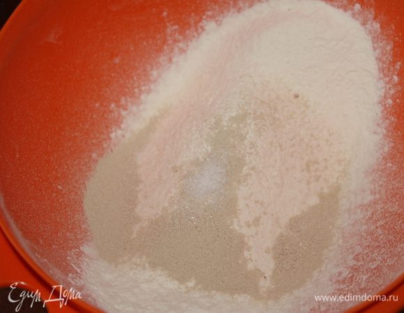 Просеять муку с дрожжами,добавить соль. Если будете готовить с зародышами пшеницы, то их измельчить в блендере и смешать с мукой (3 ст.л. нужно зародышей).