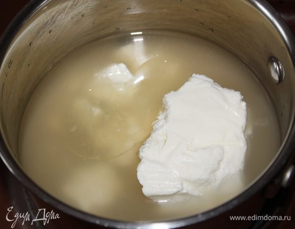В кастрюльке смешать сок с водой, творог и масло и, помешивая, нагревать на медленном огне,пока масса не станет однородной.