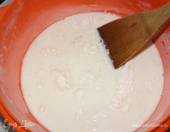 Добавить к муке и дрожжам,хорошенько вымешать.