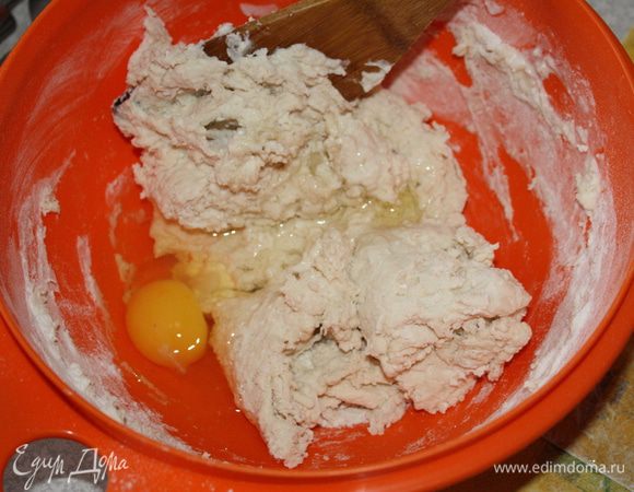 Добавить яйцо,потом белок и все вымешать.