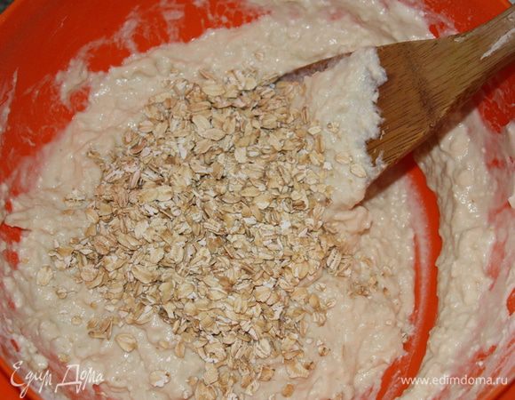 Добавить геркулес (немного оставить на посыпку) и тщательно вымешать.