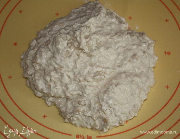 Выложить тесто на стол,присыпанный мукой и вымесить, добавляя муку, чтобы тесто стало гладким и не прилипало к рукам. У меня ушло полстакана.