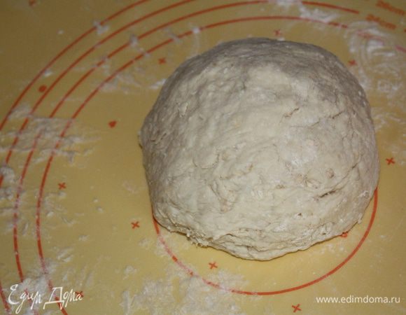 Сделать шар из теста и положить в посуду,смазанную раст. маслом. Накрыть пленкой и поставить в теплое место.