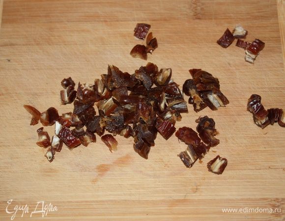 Порезать финики на мелкие кусочки,сыр натереть на крупной терке.