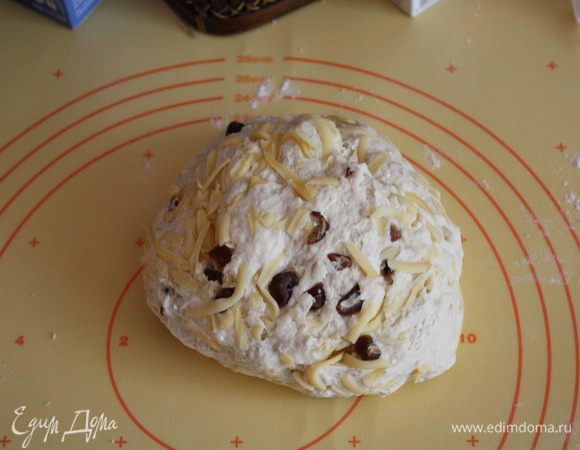 Вымесить тесто,добавить сыр и финики и еще раз вымесить.