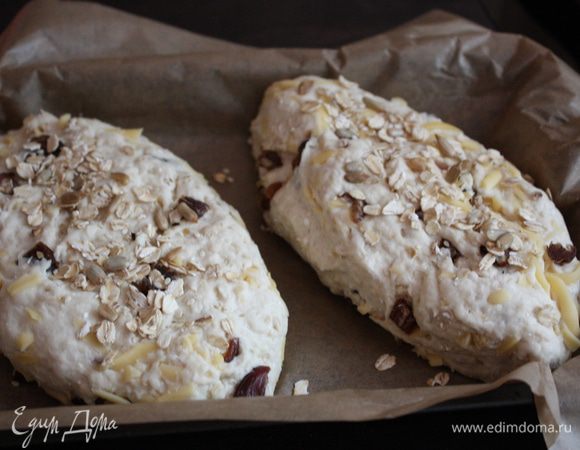 Посыпать семечками,кунжутом и геркулесом и переложить их в форму, смазанную раст. маслом или на бумагу. Можно сделать один,положив его в форму для кекса. Поставить в теплое место на 10-15 минут.