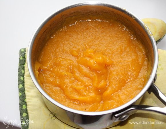 Растворить сахар в небольшом количестве кипяченой воды. Добавить к кураге и пробивать блендером до однородной массы.