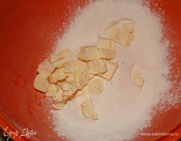 Нарезать 60 г слив масла маленькими кубиками,добавить к муке и замесить тесто.Добавить 2 ст. л. ледяной воды и вымесить шарик,пока масло холодное..Завернуть в пленку и убрать на полчаса в холодильник.