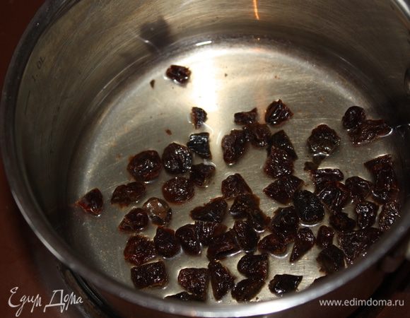 Залить изюм 2 ст. л. горячей воды и подержать на медленном огне 5 минут. В нашей семье изюм не очень любят,поэтому его положила мало,тут примерно 35 г,так для виду,чтобы был,вы можете положить сволько захотите))