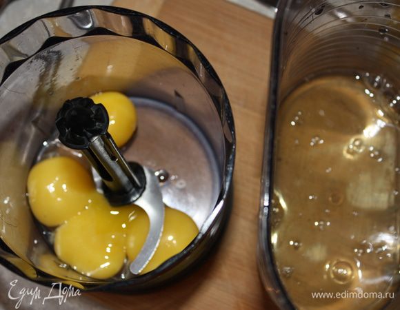 Отделить белки от желтков у 4 яиц.