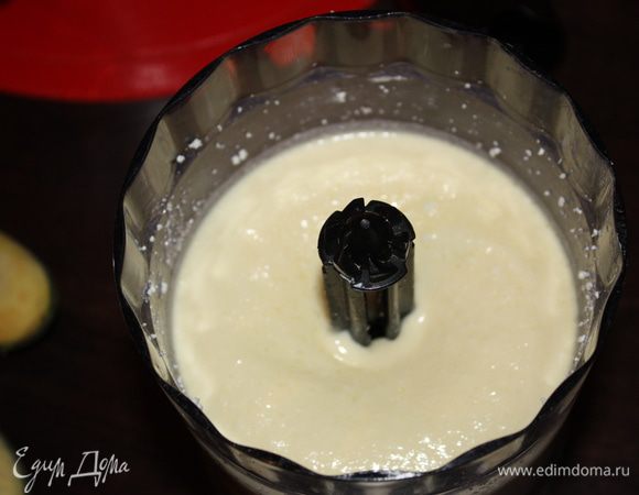 Вместе растереть творог с сахаром,добавить желтки,1 яйцо и крахмал. Все тщательно перемешать или пробить в блендере.