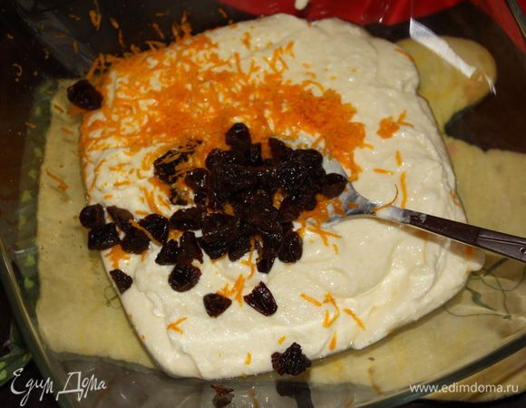 Добавить в творог отжатый изюм и цедру апельсина.