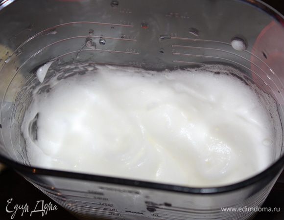 Взбить белки до пышной пены.