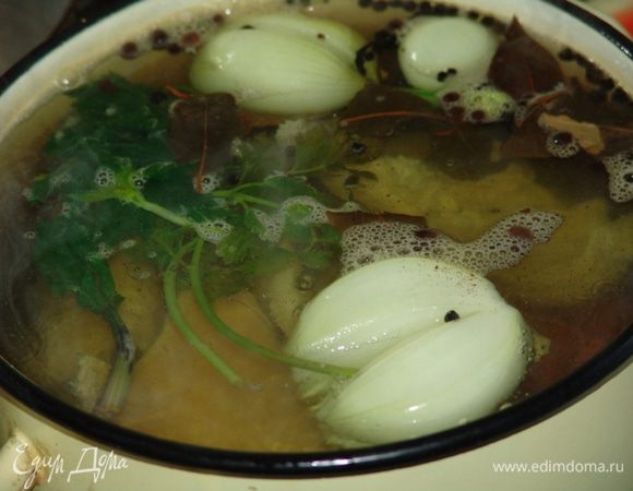 Обработанный рубец опустить в раствор соли и уксуса,  либо - под проточную воду и промываем/отмачиваем, периодически меняя воду,  6-8 часов. 
Ставим на огонь и отвариваем целиком два - четыре часа. Первый раз варим минут 5-10 и меняем воду. По мере готовности - воду меняем все реже. За время варки воду желательно поменять раза 3-4.  В последний отвар добавляем коренья и специи, варим еще час. 