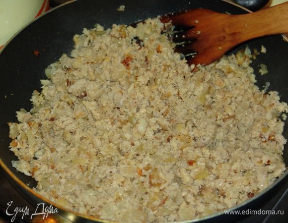 Измельчаем рубец и обжариваем фарш, пока он равномерно не подрумянится (удаляем лишний жир). Добавляем нарезанный лук и тушим с фаршем. Соль/специи - по вкусу. 