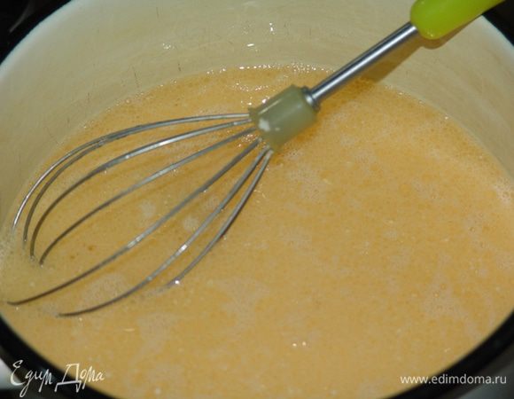 Растворяем дрожжи в 1/4 стакана теплой воды и оставляем в теплом месте до появления пены (10 - 15 мин.). В кастрюле нагреваем молоко и добавляем, аккуратно взбивая венчиком, яйца, масло, сахар и соль. Снимаем с огня.