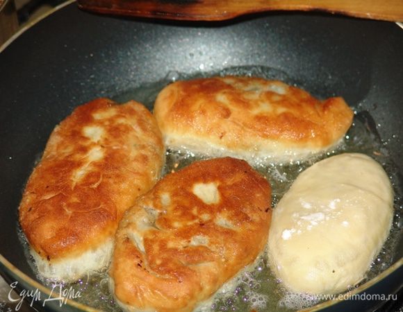 В сковороде нагреваем растительное масло до 190 С и обжариваем пирожки. 