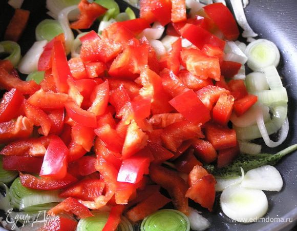 Добавить нарезанный красный перец, 