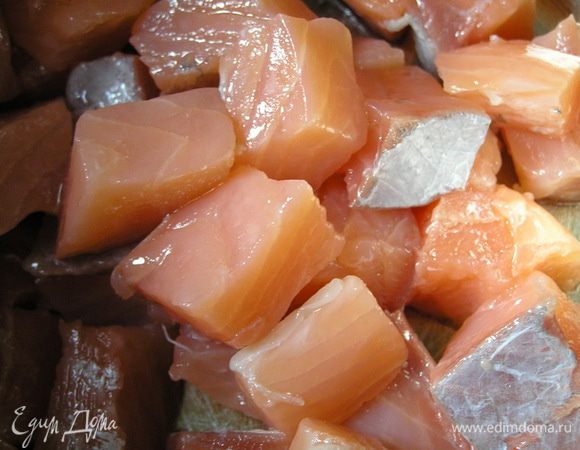 Лосося нарезать крупными кубиками,