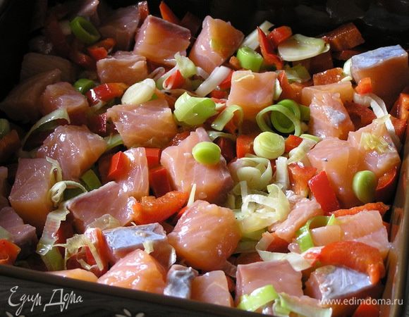 смешать с обжаренными овощами и выложить в смазанную маслом форму для запекания (у меня 26х20 см).