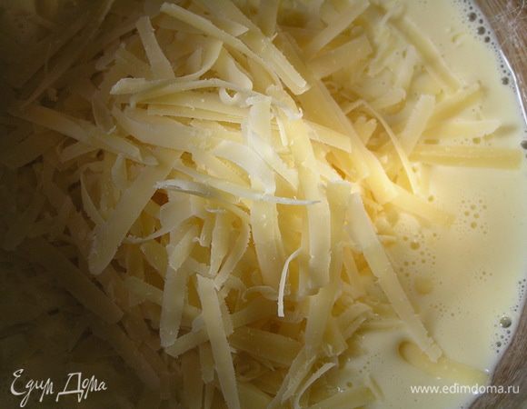 Яйца взбить со сливками, добавить натертый пармезан, поперчить, посолить, перемешать. 