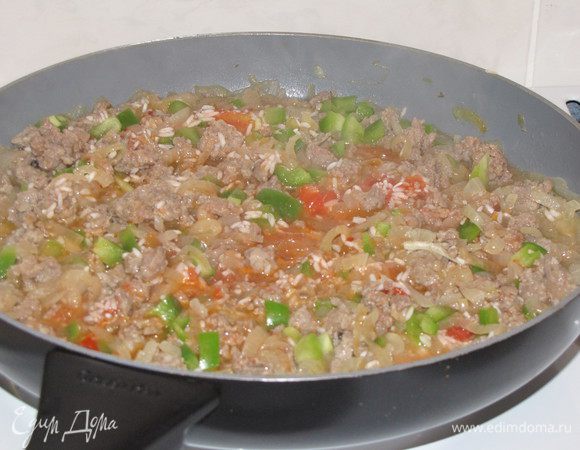 Перец нарезать небольшими кубиками. Добавить к фаршу перец, томаты и рис. Приправить солью и порошком чили, тщательно перемешать.
