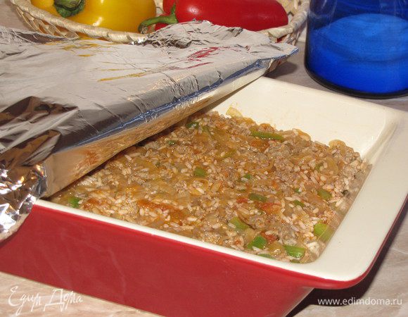 Переложить получившуюся смесь в слегка смазанную маслом форму, накрыть листом фольги и поставить в разогретую до 180 град. духовку на 45 минут. Снять фольгу и продолжать готовить еще 15 минут. 