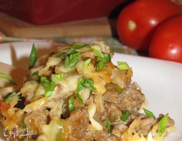 Зеленый лук мелко нарезать, сыр натереть на терке. Выложить хэш на блюдо, посыпать луком и сыром и сразу же подать  к столу.