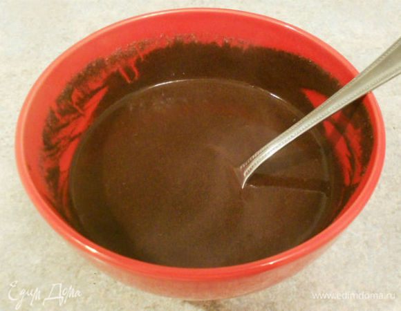 Черёмуховую муку залить кипящим молоком, плотно накрыть и оставить на 2 часа.