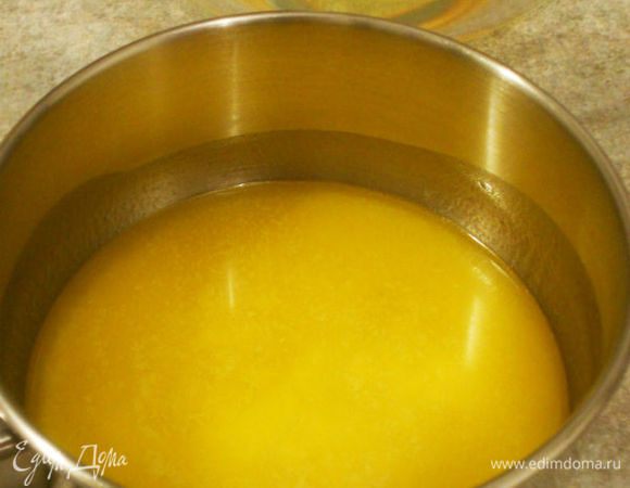 На маленьком огне распустить сливочное масло.