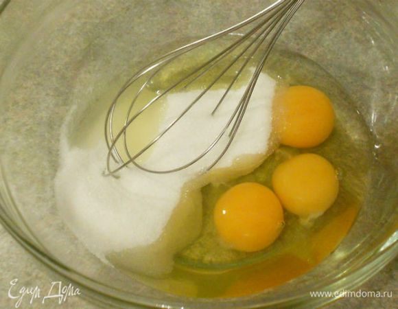 В миске смешать яйца и сахар, но не взбивать!