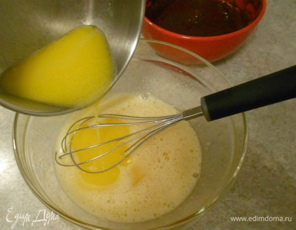 Влить туда же сливочное масло...