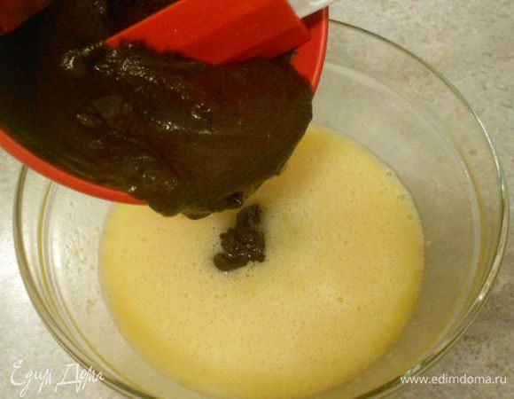 и подготовленную заранее черёмуховую муку (она будет похожа на густую пасту).