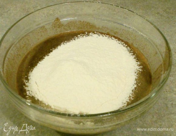 ...просеять в неё пшеничную муку и снова перемешать. Тесто получается довольно жидкое, поэтому для удобства заполнения формочек можно перелить его в молочник.