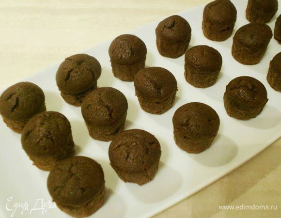 В зависимости от размера формочек получается 40-45 брауни. Теперь сметану  (как же черёмуховая выпечка без неё?!) смешать с сахаром по вкусу и положить по половине чайной ложки на каждый. Украшать гранатом, конечно, не обязательно, но получается наряднее. Приятного аппетита!