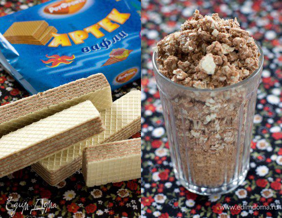  	Для этого чизкейка я впервые попробовала использовать обычные вафли. Вот такие - шоколадные, Артек. Забегая вперед, скажу - очень понравилось! Масла мне понадобилось всего 30 грамм, в то время, как к сухому печенью обычно добавляю около 100 грамм. К тому же, они очень легко измельчаются без блендера, что для меня сейчас очень актуально, поскольку мой старичок-блендер приказал долго жить. Вафли сложить в пакет и помять рукой. Нам понадобится стакан вафельной крошк