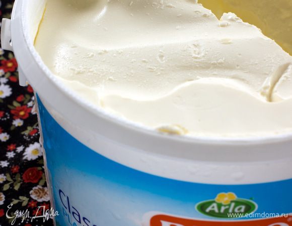  	Для начинки я использовала вот такой крем-сыр. Он продается и на развес. Такой сыр частый гость в магазинах, но если найти его не удалось - используйте Филадельфию, Альметте, Президент, или Крем-Бонжур. Можно жирную сметану поместить в марлю и подвесить на ночь, лишняя сыворотка стечет, она загустеет и можно будет использовать сметану в начинку вместо крем-сыра.