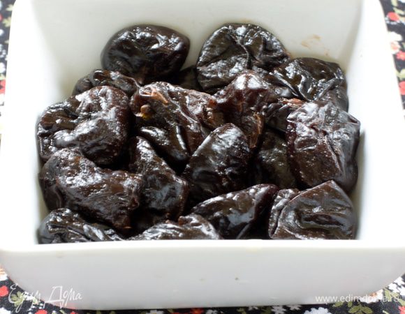  	Если чизкейк предназначается для взрослых, чернослив надо предварительно замочить в коньяке или роме. Мой чернослив был достаточно мягкий, я не замачивала ни в чем