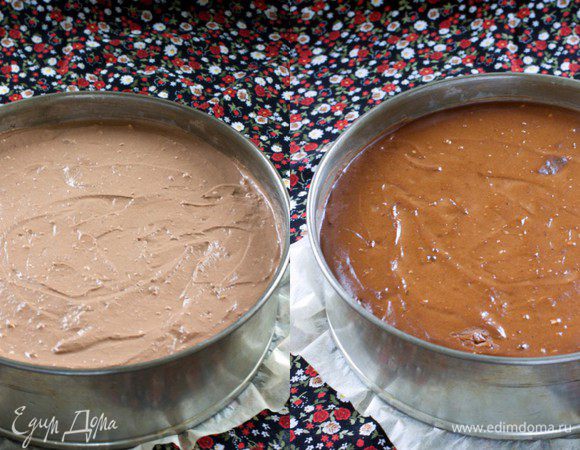 Влейте сырный наполнитель, разровняйте, резко прокрутите несколько раз вокруг своей оси, а затем 3-4 раза сильно стукните об стол. Эти манипуляции уплотнят чизкейк и не позволят ему некрасиво вздуться или потрескаться во время выпечки. Выпекайте чизкейк при 160 градусах 40-45 минут. Серединка после выпечки должна немного колыхаться, потом она застынет. На снимке чизкейк до и после выпечки. Проведите тонким ножом вдоль стенок чизкейка, в процессе остывания он всегда немного оседает и если этого не сделать, то на поверхности у края появятся мелкие трещинки.