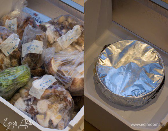 Дайте чизкейку полностью остыть при комнатной температуре, затем оберните пленкой или фольгой (можно дополнительно положить в пакет и плотно завязать, чтобы чиз не впитал посторонние запахи) и уберите в холодильник на 6 часов, не менее. Если вы решили чиз заморозить, то после 6-ти часового охлаждения в холодильнике, освободите морозильную камеру, поставьте форму с чизкейком на дно (чтобы он не деформировался, нужно ставить на ровную поверхность), накройте чиз досточкой, чтобы продукты, которые вы будете класть сверху, не повредили нежную верхушку десерта и положите сверху остальные продукты, которые хранились у вас в камере. О чизкейке можно забыть на полгода. При условии, что Т вашей морозильной камеры не выше -18градусов.