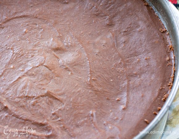  	Вот так выглядит чизкейк после двухдневной заморозки. Красавец, не правда ли? Теперь оставляем чизкейк до полной разморозки в холодильнике, лучше на ночь. Можно разморозить и при комнатной температуре. В некоторых источниках читала, что и микроволновка прекрасно справляется с размораживанием этого десерта на самой низкой мощности. Но я рисковать не стала, размораживала при комнатной температуре.