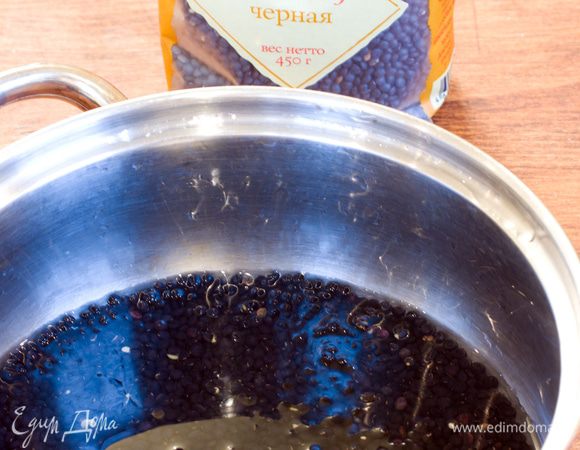 Красная чечевица готовится очень быстро - 10 минут, поэтому предварительно отваривать мы ее не будет. А вот черная - 20 минут, к тому же после приготовления она сохраняет свою форму и цвет, из-за этого ее качества черную чечевицу часто используют для украшения различных закусок и блюд для фуршета. Черную чечевицу отварим до готовности по инструкции на упаковке.