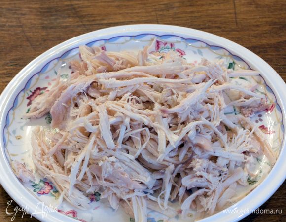 Пока варится чечевица, разберем на волокна куриное отварное мясо.