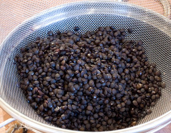 Готовую чечевицу откиньте на сито, чтобы стекла лишняя вода, если она там есть.