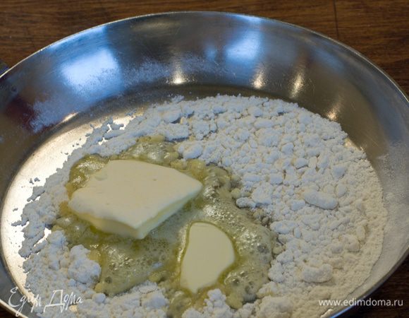 Готовим бешамель. Ложкку муки поджарьте на сковороде до появления легкого орехового аромата, добавьте кусочек масла.