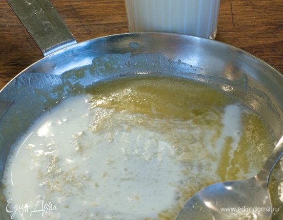 Тщательно разбейте все комочки и постепенно вливайте молоко, хорошо перемешивая. Как только соус закипит и начнет загустевать, снимайте с огня. Он доготовится в духовке. Соус по консистенции должен получиться как жидкая сметанка. Если соус сильно загустел, добавьте немного молока.