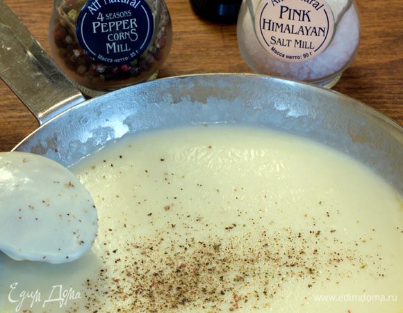 Посолите, поперчите. Попробуйте, выравняйте вкус - соус должен быть немного солоноватым, чтоба придать вкус несоленому куриному мясу..