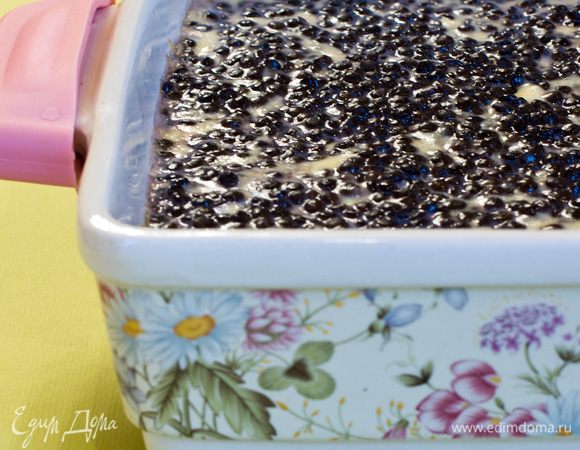 Не торопитесь разрезать запеканку сразу же, как достанете ее из духовки! Дайте сыру немного остыть и связать воедино все слои! Ну чем не большой бутерброд с икрой?)))