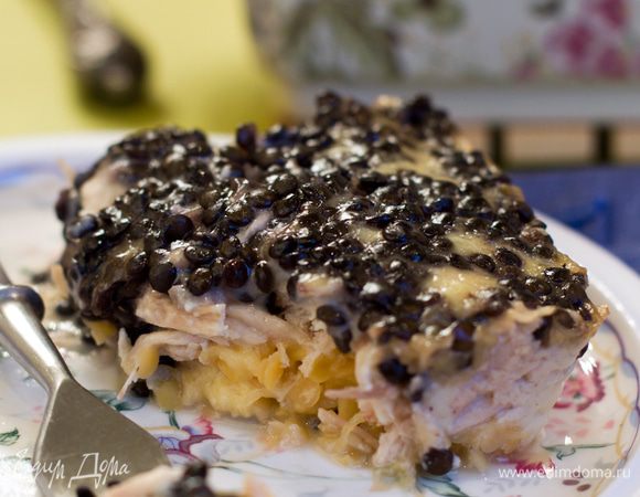 А теперь можно и нарезать на порции. Это очень вкусно, сытно и красиво!
Приятного аппетита!